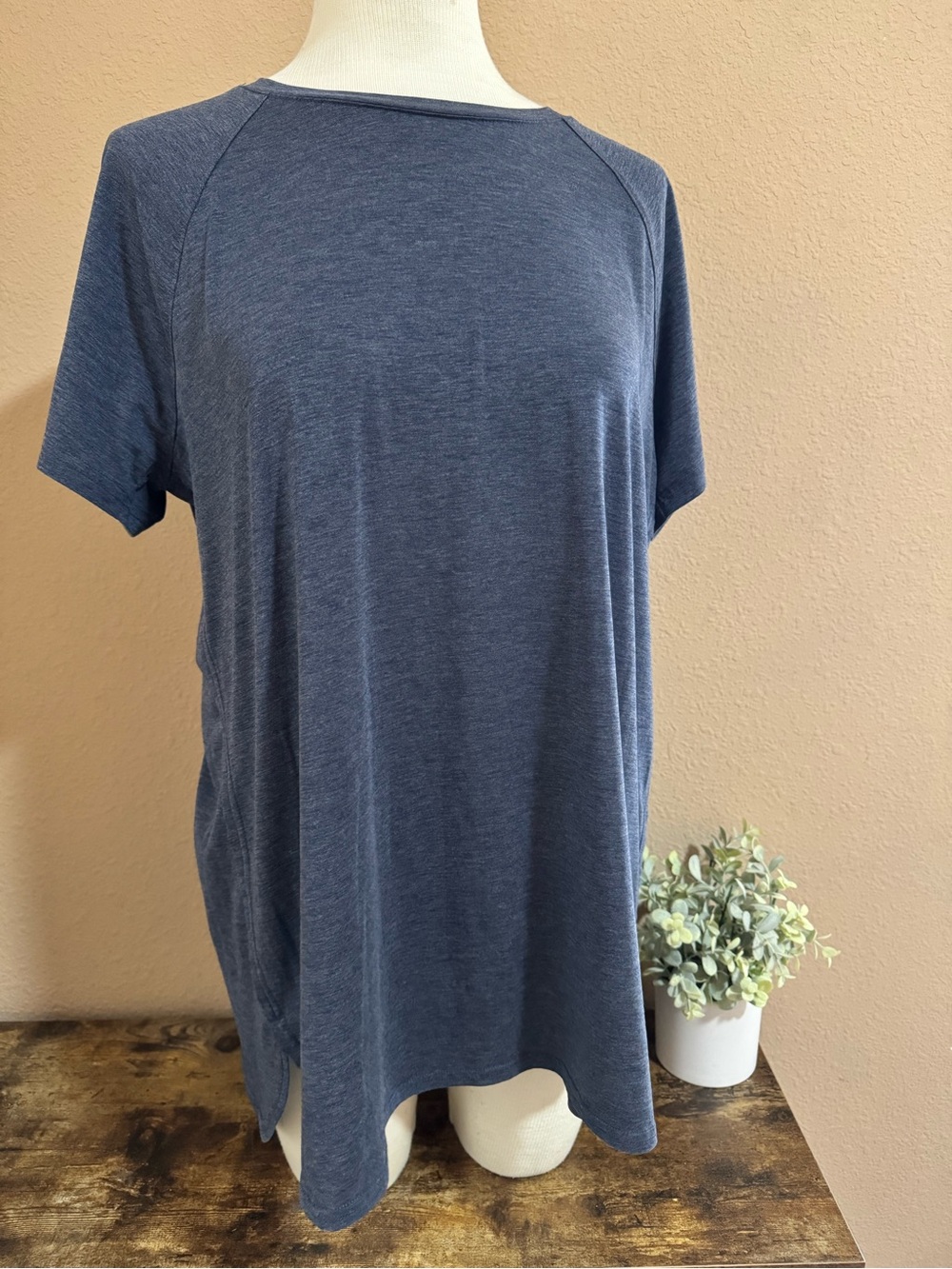 tek gear Women's Short-Sleeve Tee in Heather Navy